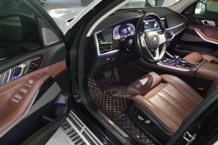 Used BMW X7 2021 xDrive40i Luxury Package with Leading Features
