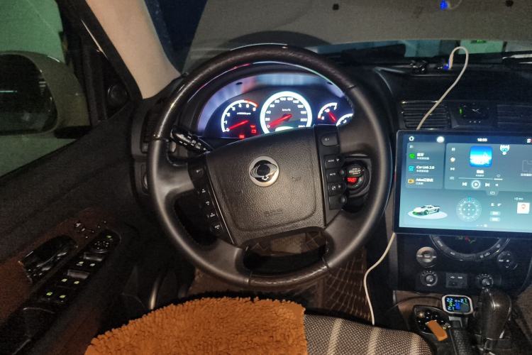 Used SsangYong Rexton W 2014 2.0T Four-Wheel Drive Luxury Navigation Version with 5 Seats Steering Wheel