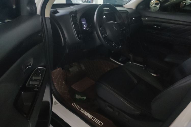 Used Mitsubishi Outlander 2020 2.0L Two-Wheel Drive Enjoyment Version 5 Seats Left Front Seat