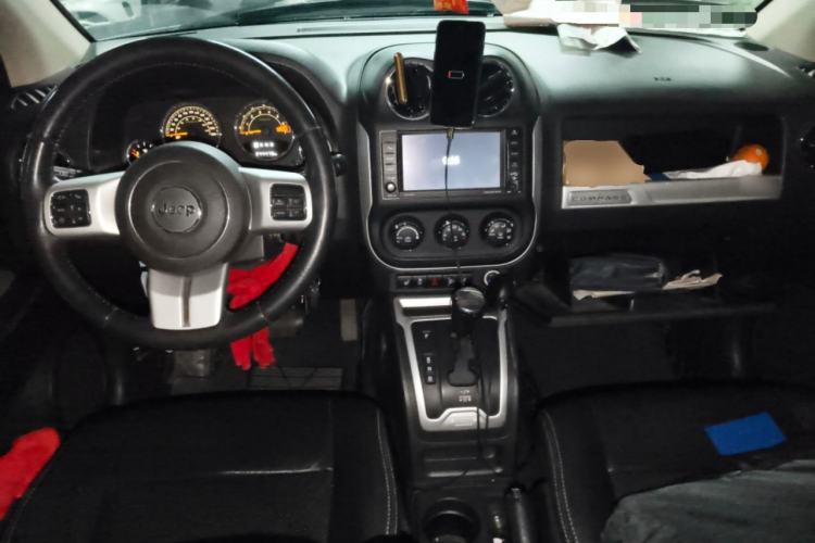 Used Jeep Compass 2014 2.0L two-wheel drive luxury version Center Console