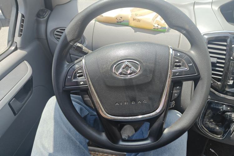 Used SAIC MAXUS Xintu V80 2018 2.5T AMT Elite Edition Short Wheelbase Mid-Roof Design 5-6 Seater Steering Wheel