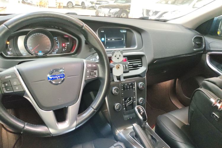 Used Volvo V40 2015 1.6T Zhiyi Edition

