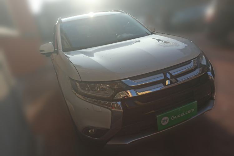 Used Mitsubishi Outlander 2016 2.4L 4x4 Elite Edition 5 Seats Front Right 45 Deg