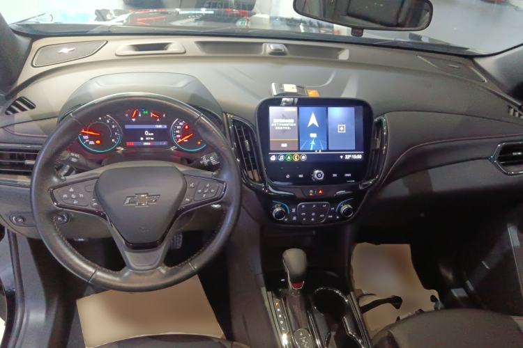 Used Chevrolet Equinox 2022 Light Hybrid 550T RS All-Wheel-Drive Smart Boundary Edition Center Console