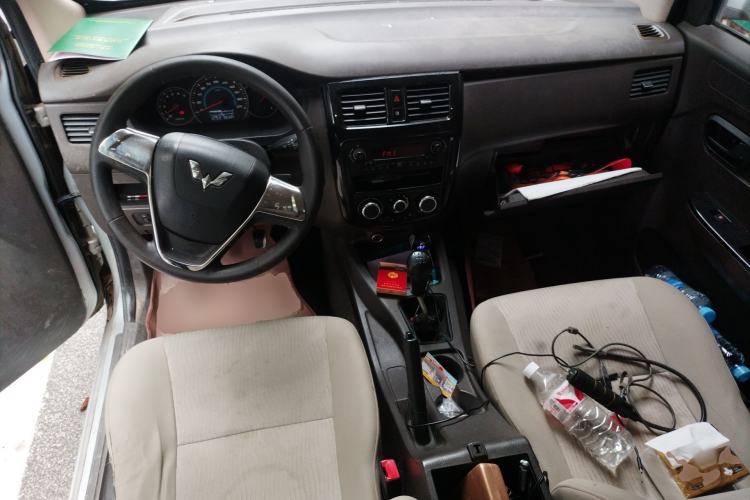 Used Wuling Rongguang V 2016 1.5L Standard Version Center Console
