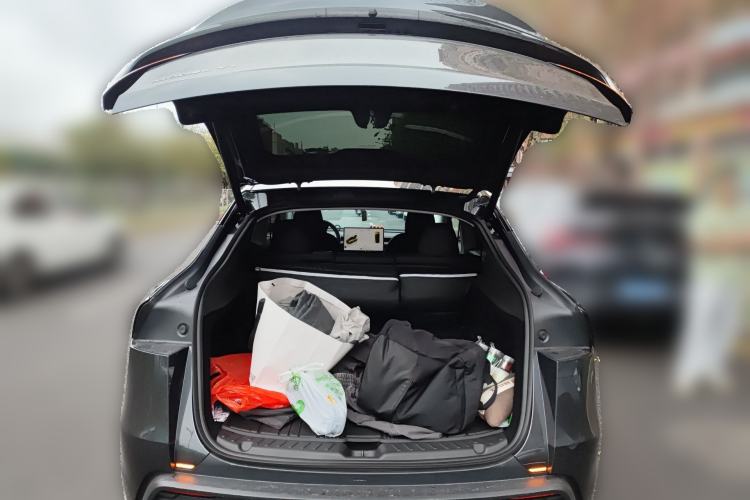 Used Tesla Model Y 2025 Long-Range All-Wheel-Drive Version
