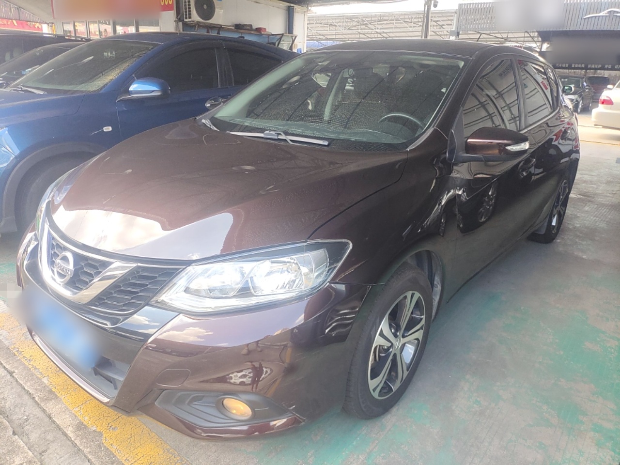 تحت مقدمة السيارة