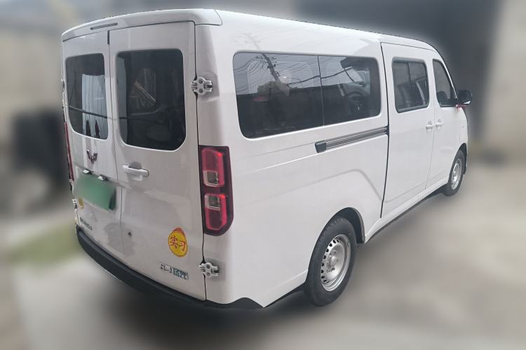 Used Wuling Yangguang 2024 300KM Comfort Version Passenger Van 75kW