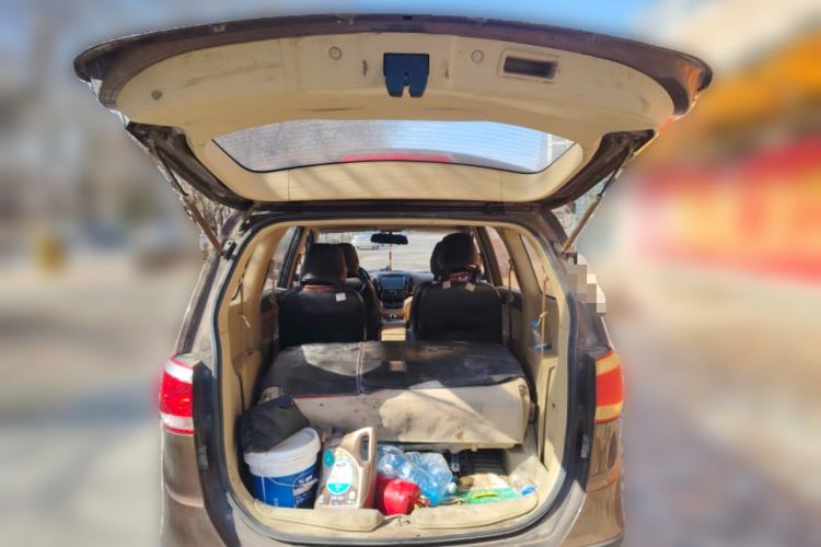 Used Baojun 730 2014 1.5L manual standard trim 7 seats Trunk