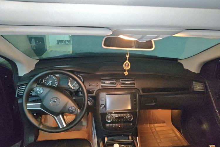 Used Mercedes-Benz R-Class 2014 R 320 4MATIC Luxury Model Center Console