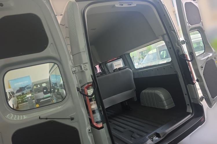 Used Farizon Super VAN 2025 Yucheng Action-Pak, Mid-Axle High-Roof 68kWh ZhiXin, 7-seater Trunk