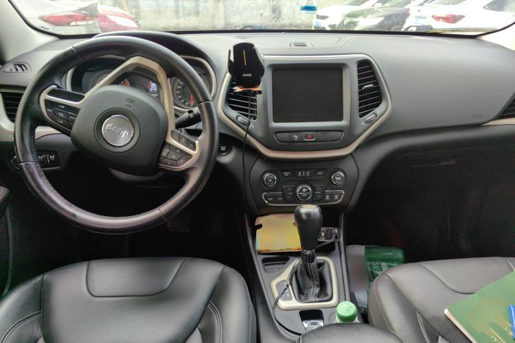 Used Jeep Cherokee 2017 2.0L Superior Edition
