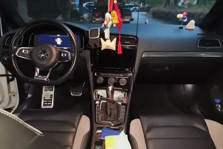 Used Volkswagen Golf 2020 Charming Edition 280TSI DSG R-Line Center Console