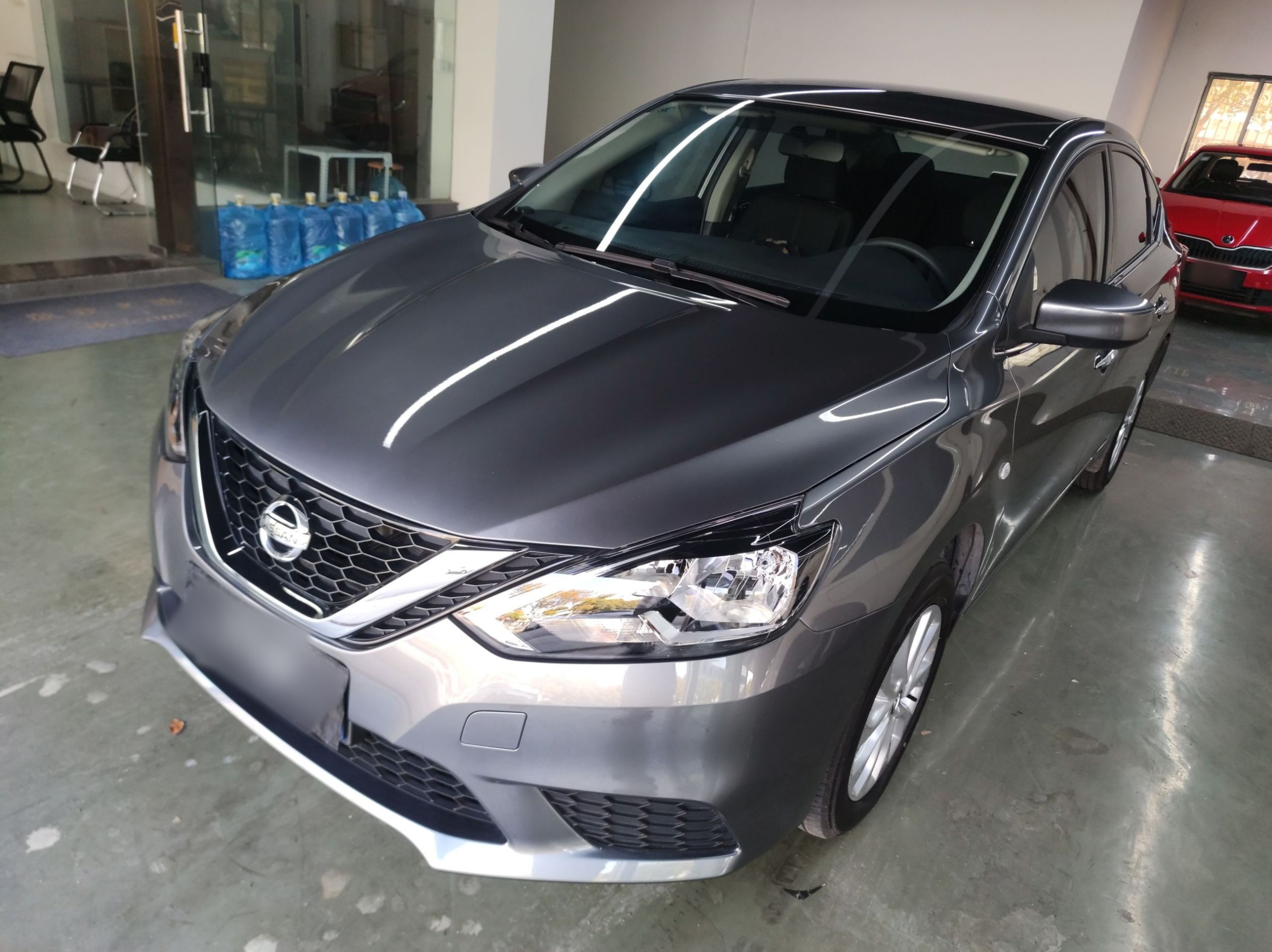 Под передней частью автомобиля