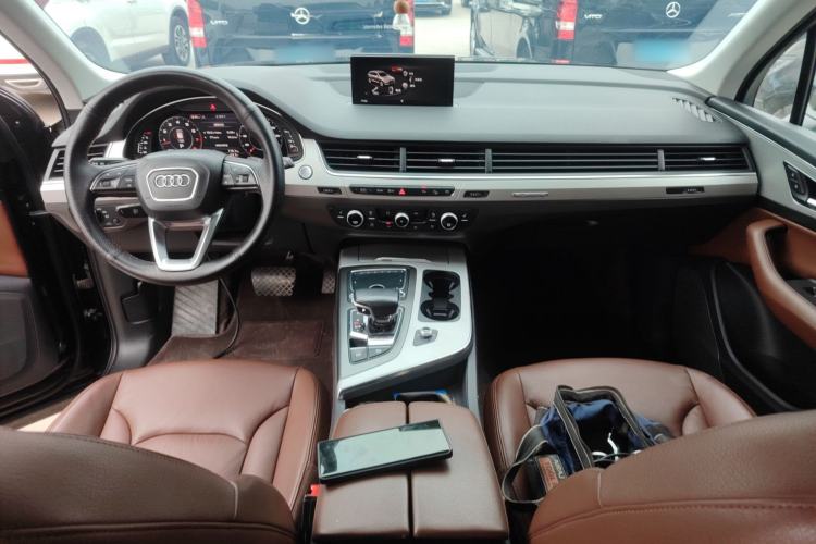 Used Audi Q7 2018 45 TFSI Technology Edition Center Console