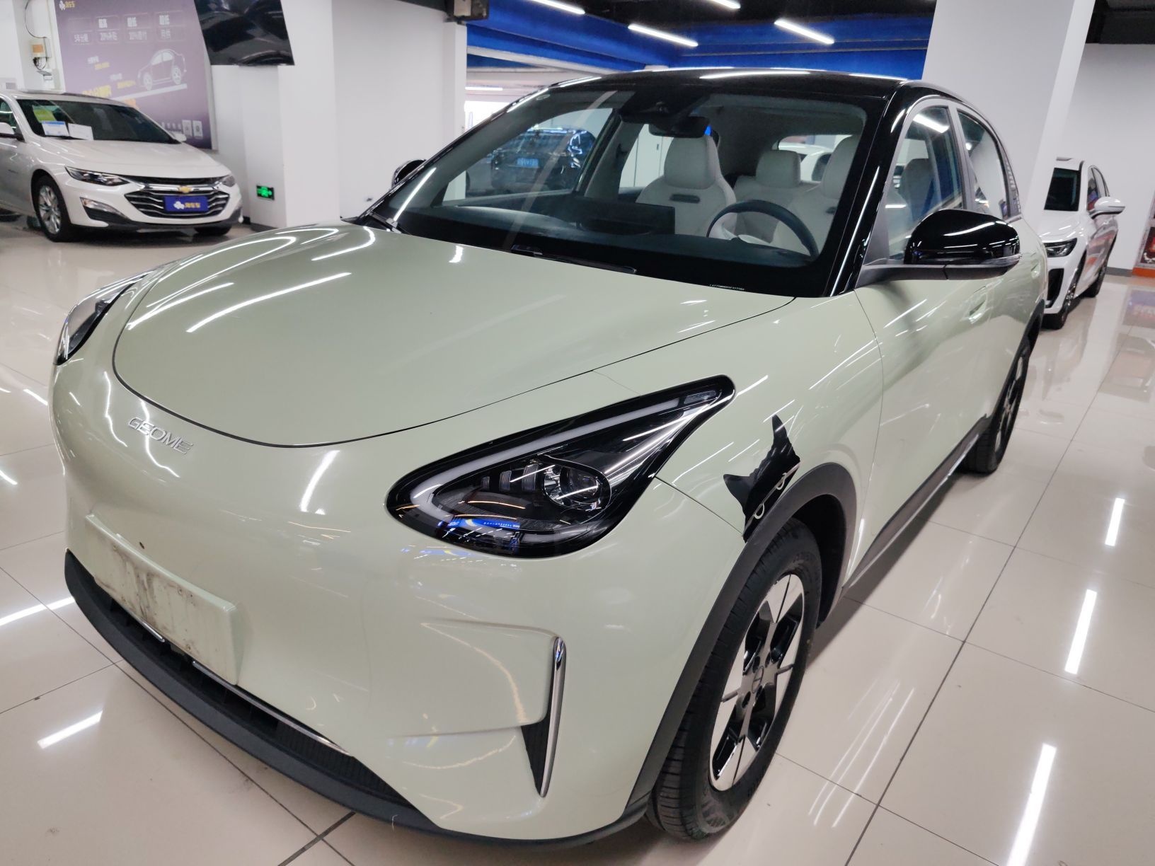 تحت مقدمة السيارة