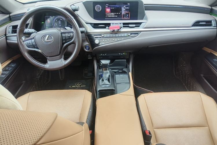 Used Lexus ES 2020 300h Deluxe Edition
