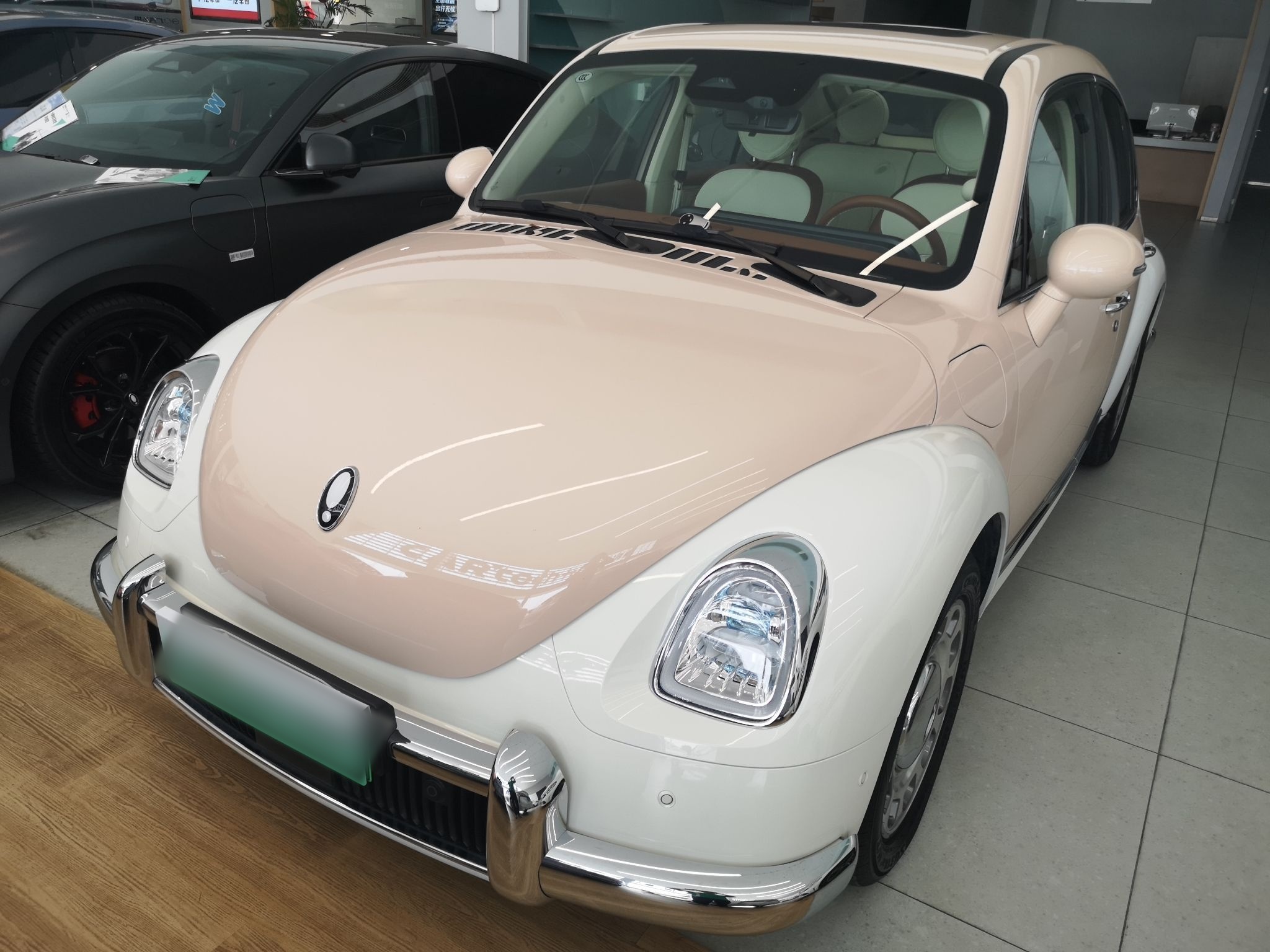 تحت مقدمة السيارة