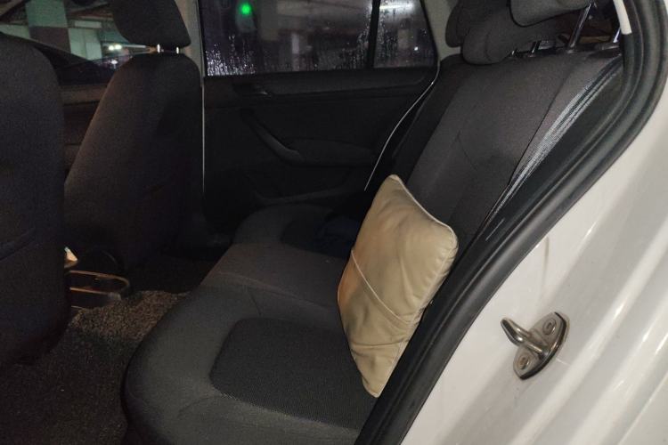 Used Skoda Rapid Spaceback 2016 Revised Version 1.6L Manual Front-Drive Edition Left Rear Seat