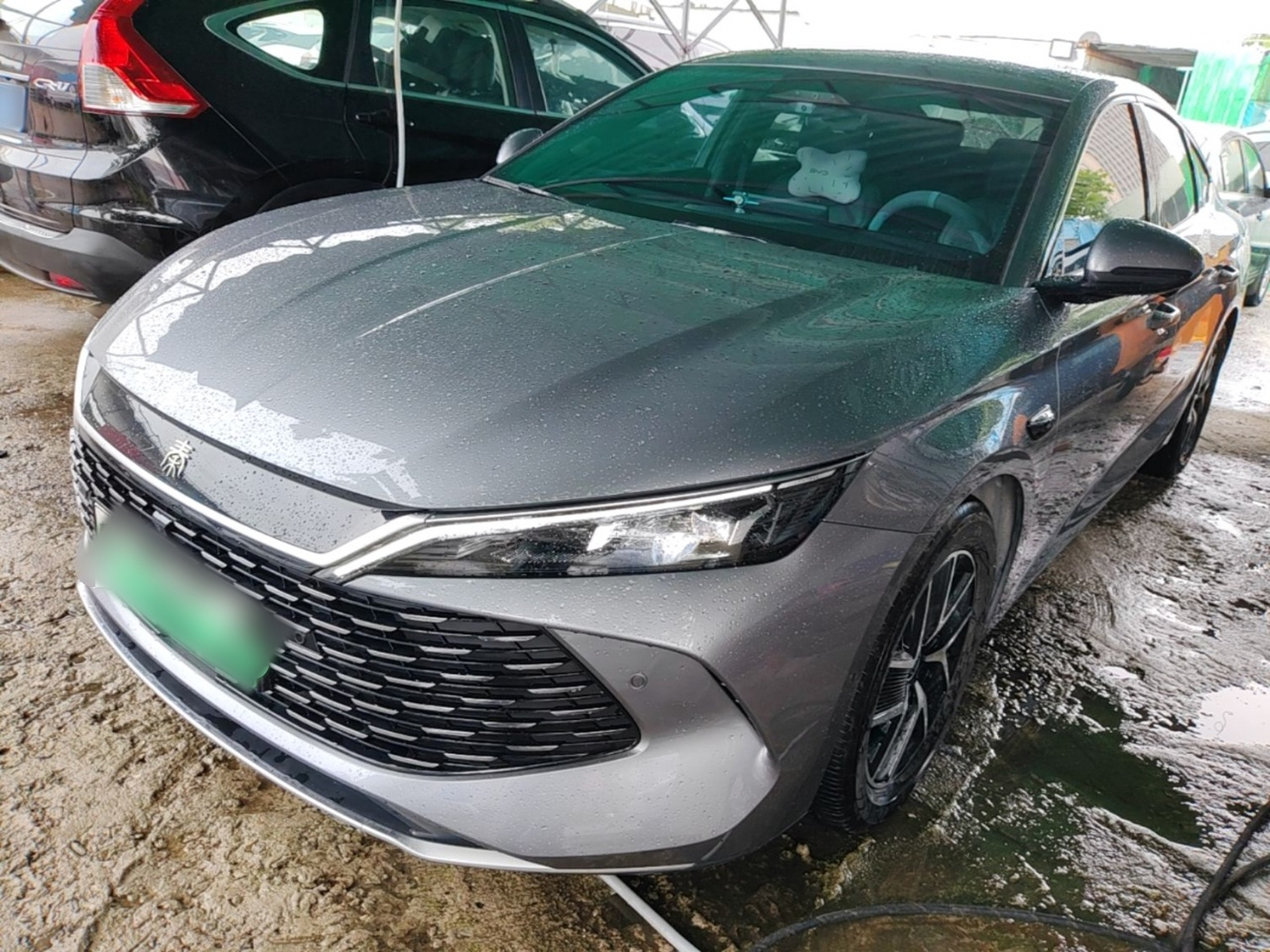 Под передней частью автомобиля