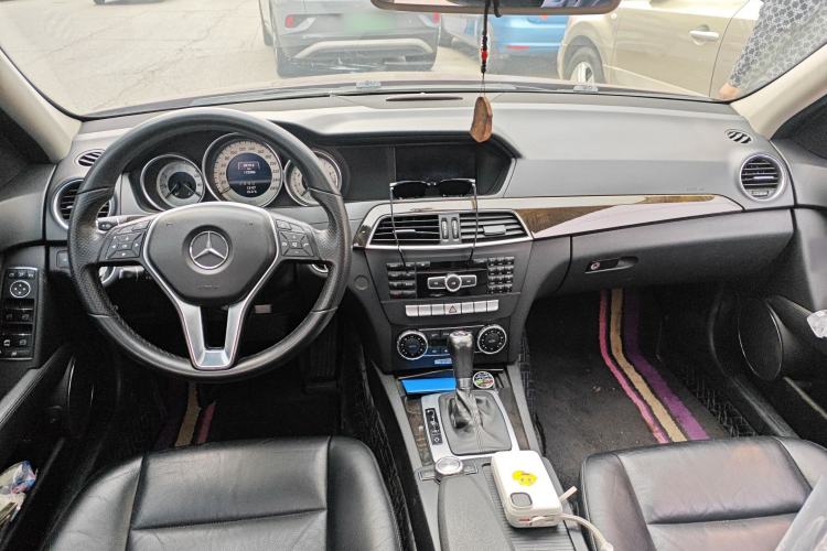 Used Mercedes-Benz C-Class 2011 C 300 Fashion Model Center Console