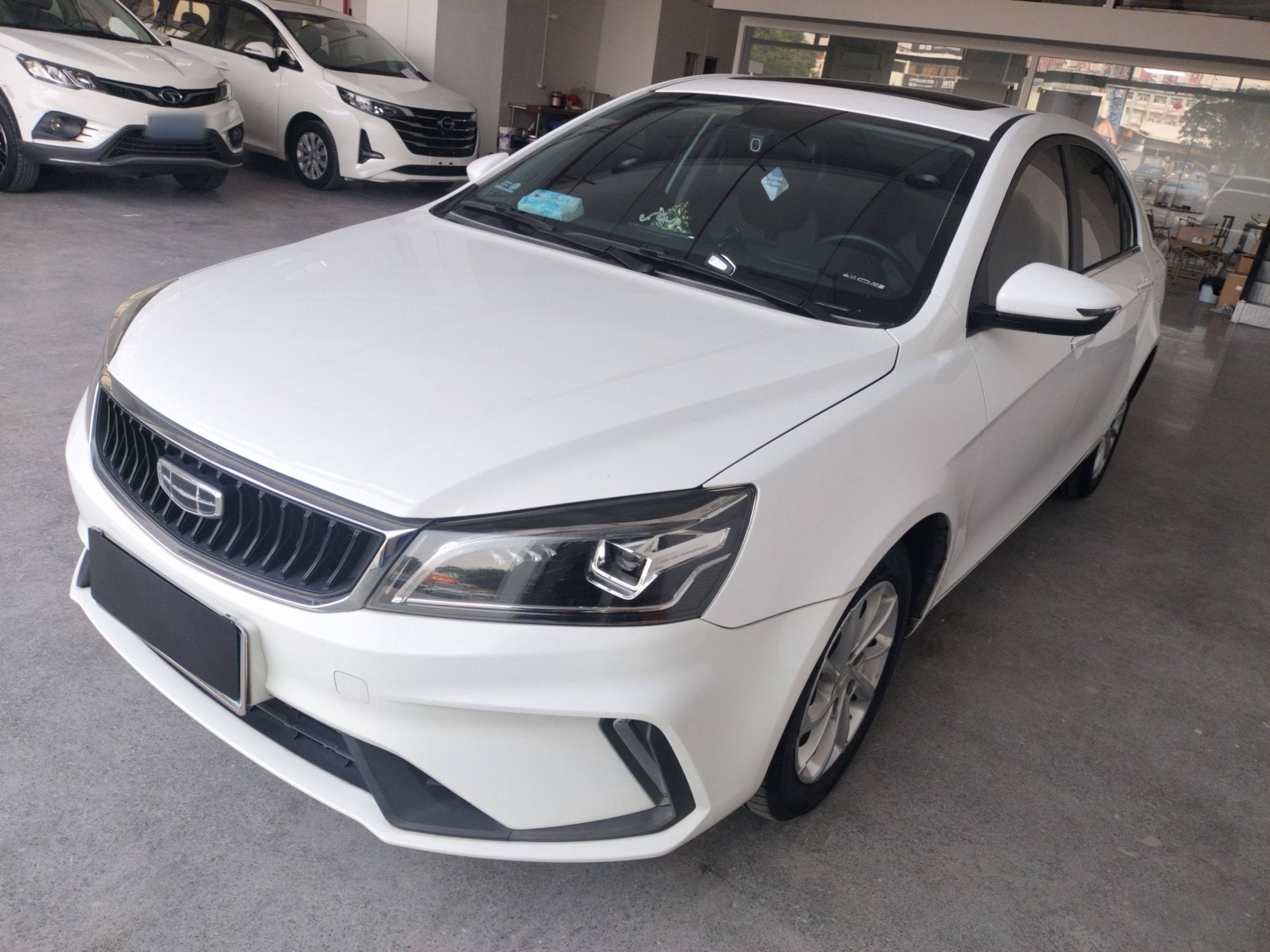 تحت مقدمة السيارة