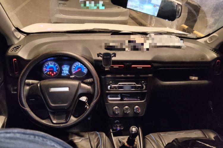 Used Dongfeng Fengon 380 2022 1.5L Standard Edition 7-Seater Passenger Vehicle Center Console