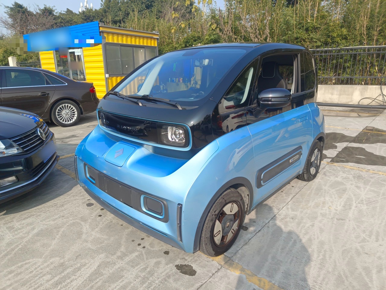 تحت مقدمة السيارة