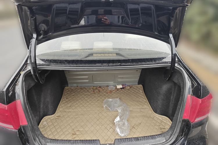 Used Volkswagen Santana 2013 1.6L Manual Fashion Edition Trunk