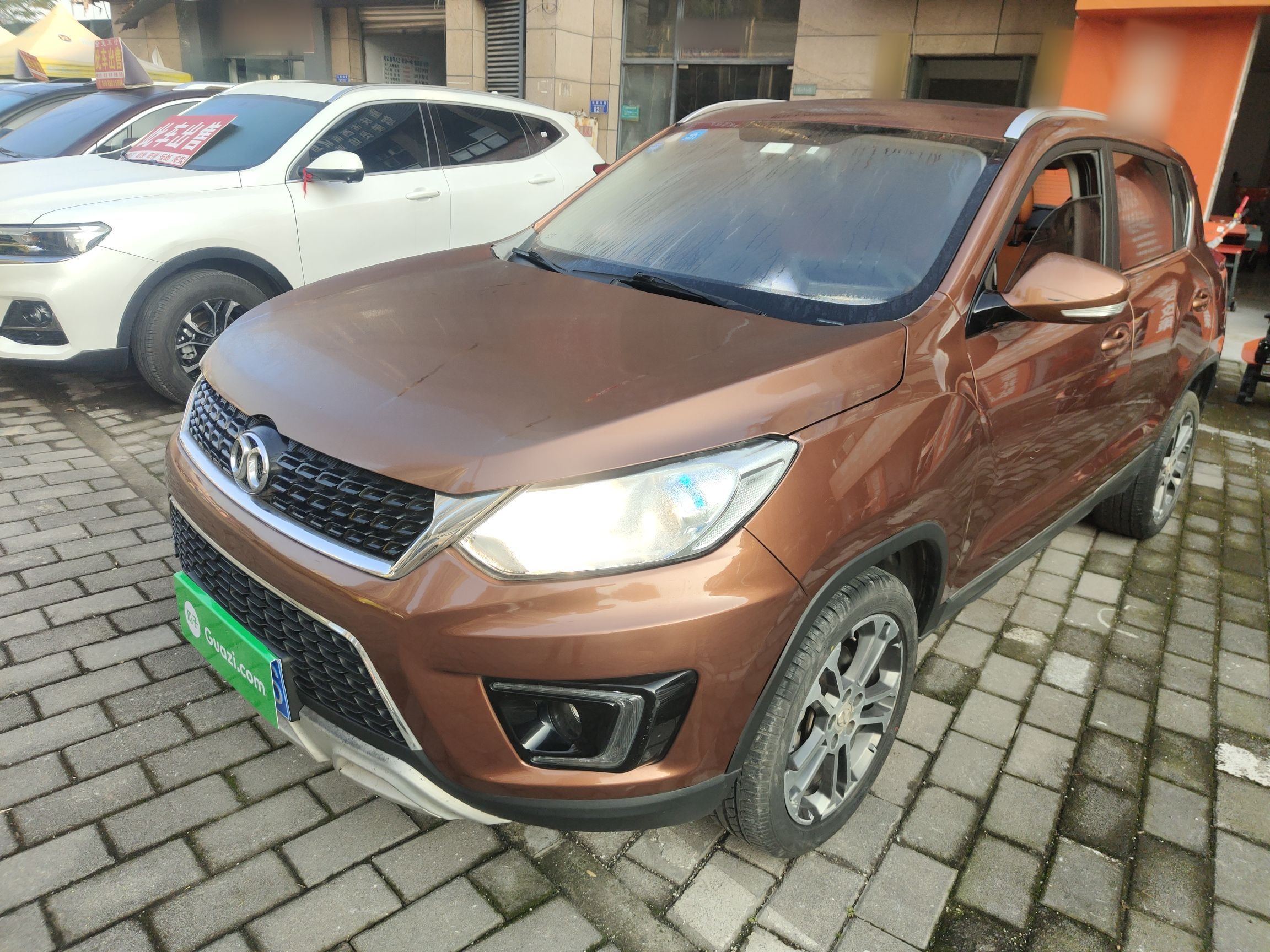 تحت مقدمة السيارة