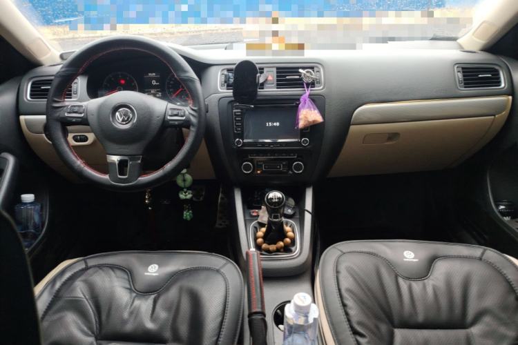 Used Volkswagen Sagitar 2012 1.4TSI Manual Luxury Model Center Console