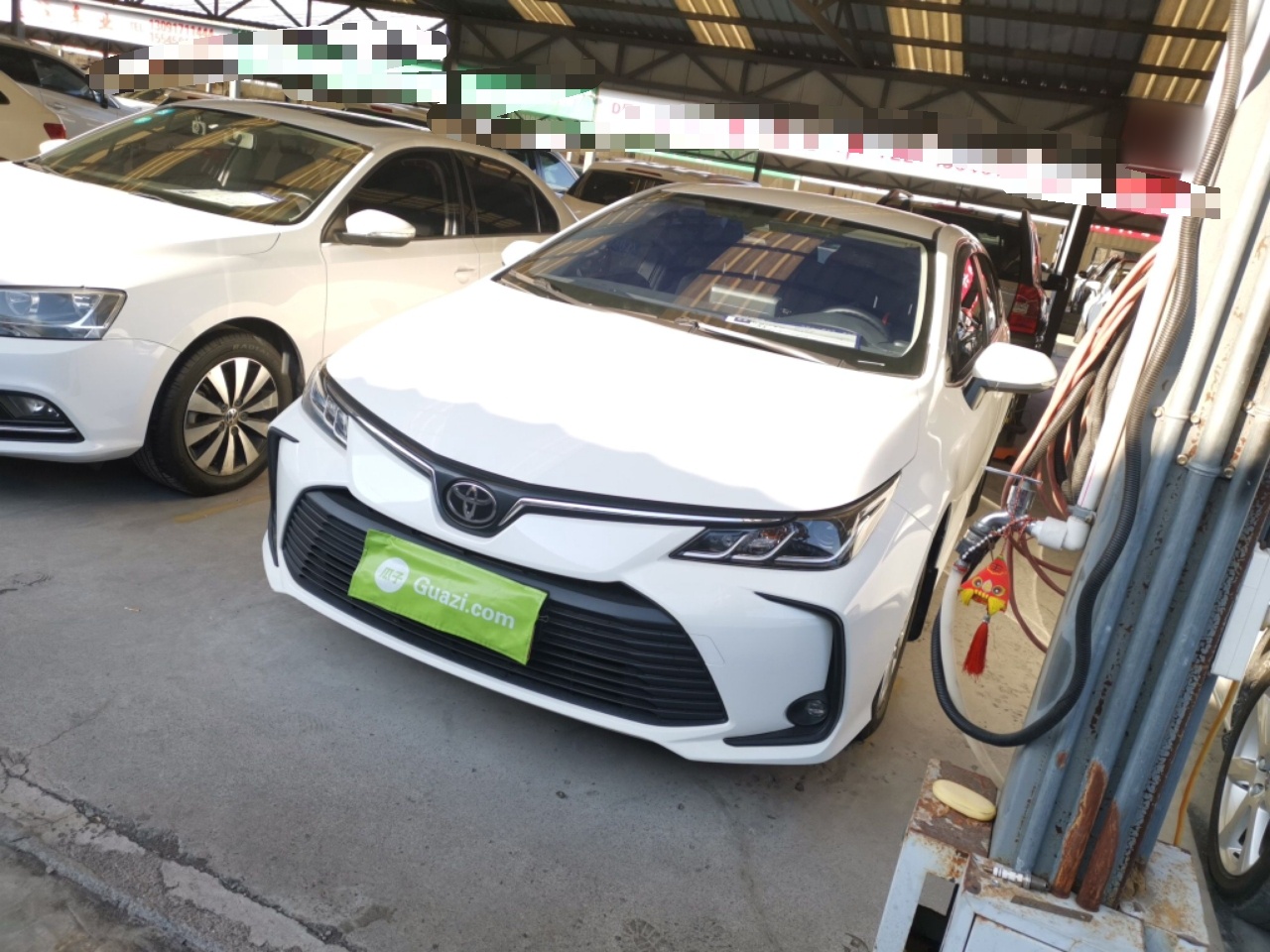 Под передней частью автомобиля