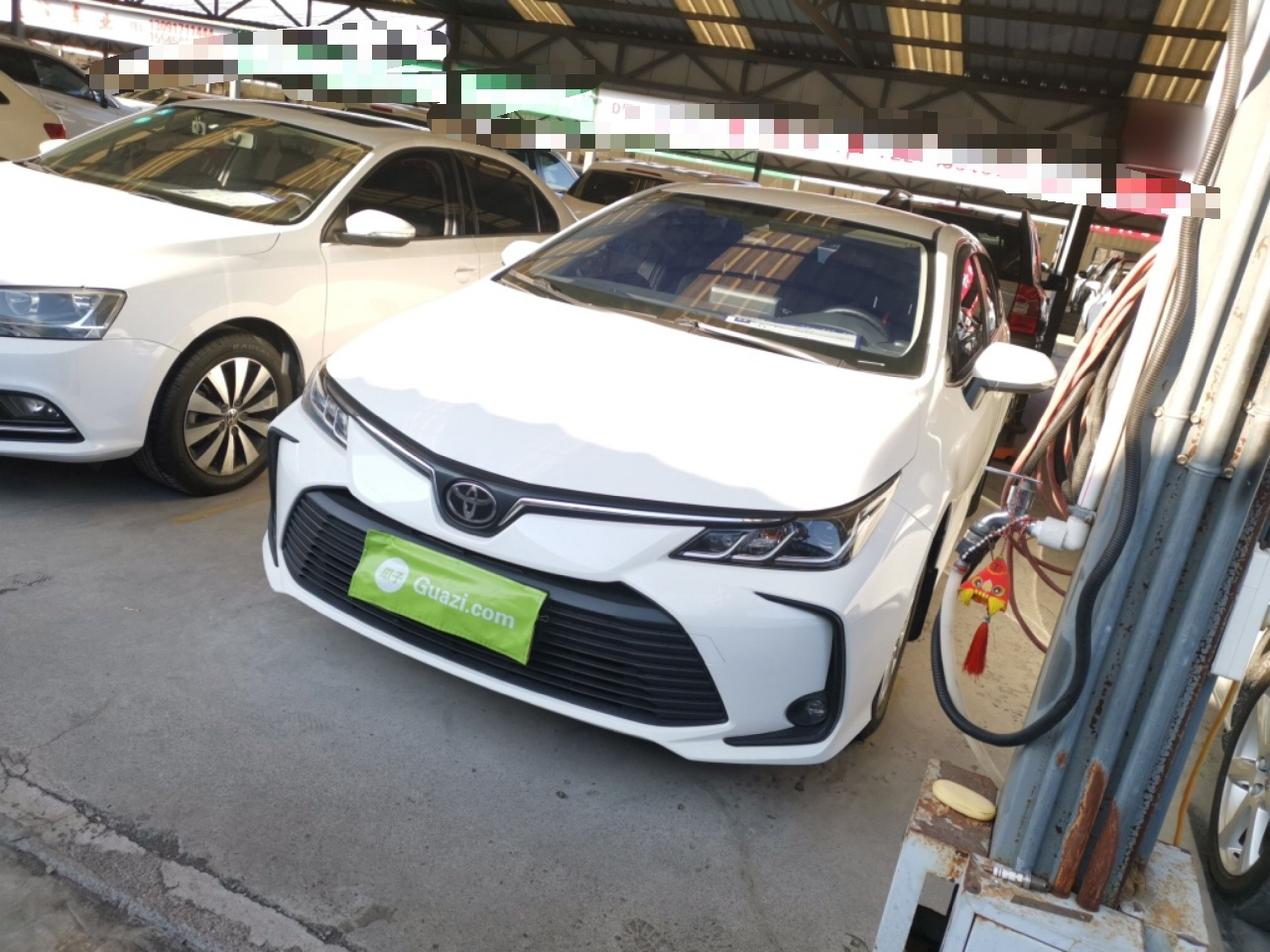 Под передней частью автомобиля