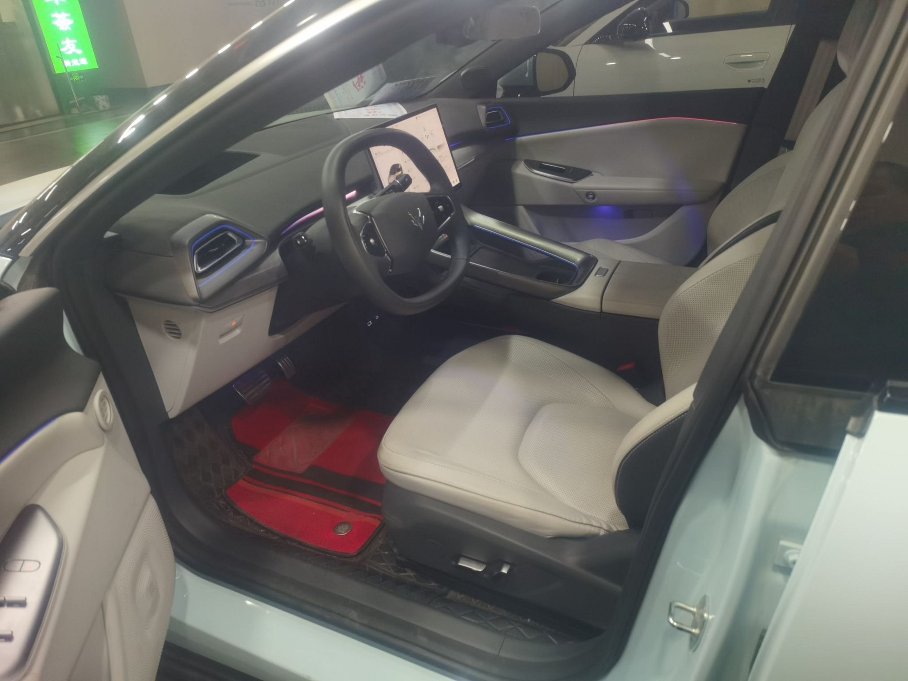 المقاعد الأمامية داخل السيارة