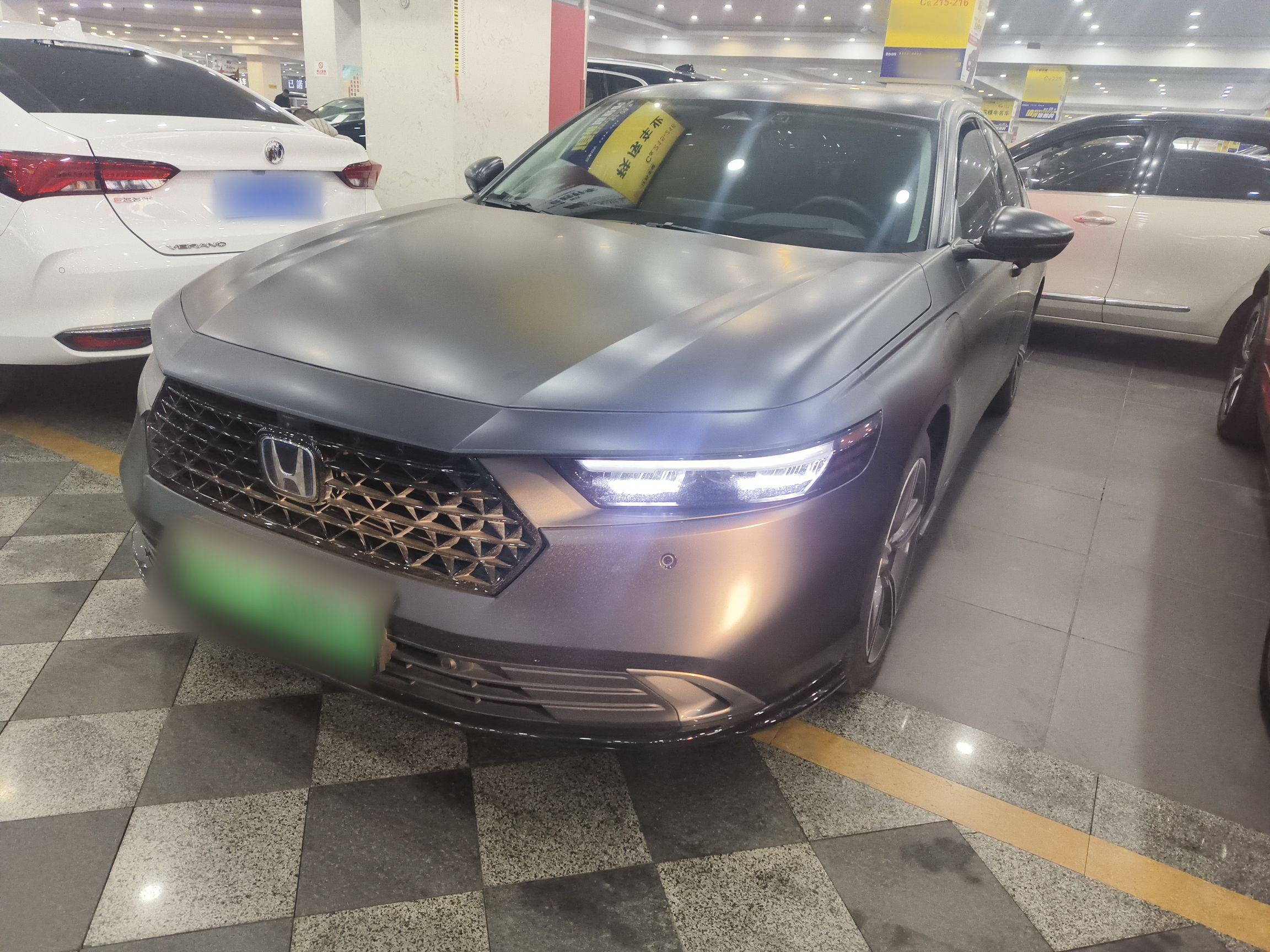 تحت مقدمة السيارة