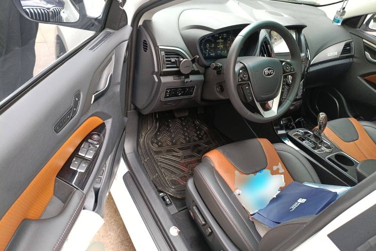 Used BYD Qin New Energy 2015 1.5T Dual-Crown Flagship Plus Edition Driver Seat