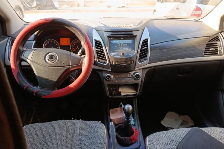 Used SsangYong Korando 2015 2.0L Two-Wheel Drive Manual ZhiZhen Edition Center Console