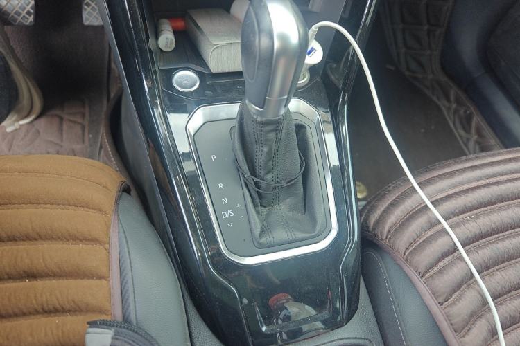 Used Volkswagen T-ROC 2018 280TSI DSG Two-Wheel-Drive Comfort Version China V Standard Gear Lever