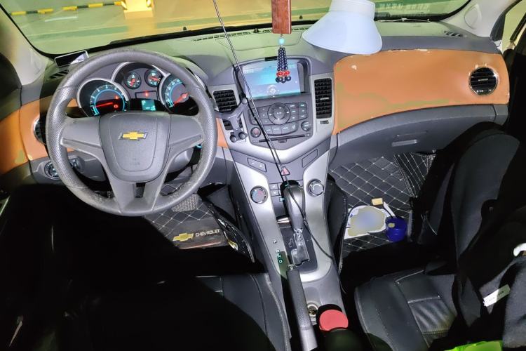 Used Chevrolet Cruze 2013 1.8L SE AT Center Console