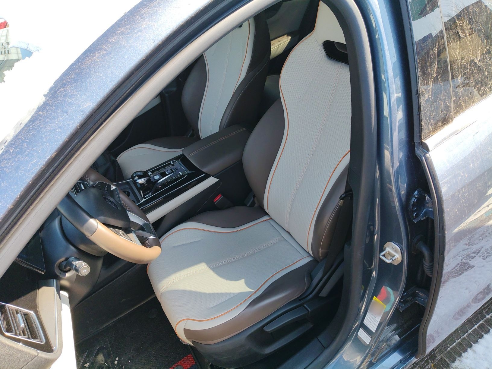 المقاعد الأمامية داخل السيارة