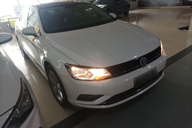 Used Volkswagen Lamando 2015 280TSI DSG Comfort Edition Front Right 45 Deg