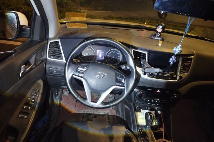 Used Hyundai Tucson 2015 1.6T Dual-Clutch Two-Wheel-Drive Smart Model Steering Wheel