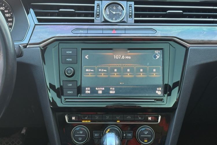 Used Volkswagen Magotan 2019 330TSI DSG Luxury Version China VI Standard Interior 1