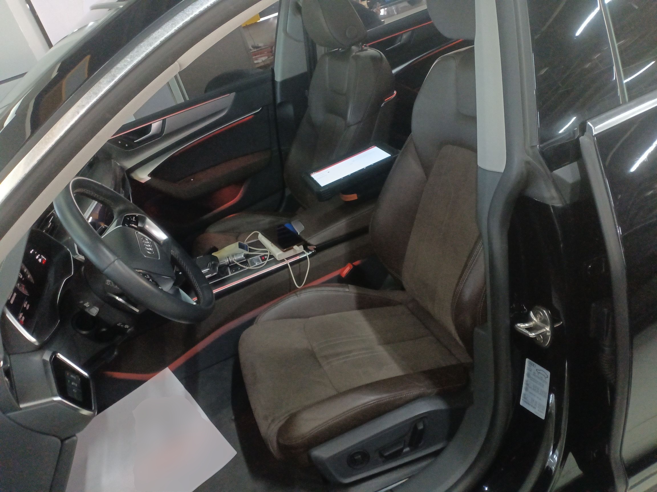 المقاعد الأمامية داخل السيارة