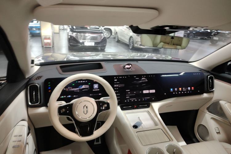 Used Hima AITO M8 2025 Extended-Range Max Version 37 kWh 6-Seater Interior 2