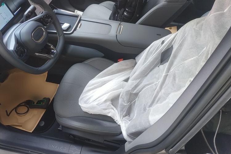 Used Lynk & Co 07 2024 EM-P 126 Long-Range Halo Left Front Seat