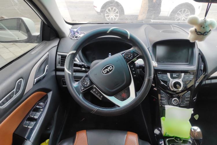 Used BYD Qin New Energy 2015 1.5T Dual-Crown Flagship Plus Edition
