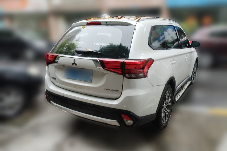 Used Mitsubishi Outlander 2018 2.0L Two-Wheel Drive Glory Edition 5 Seats Rear Right 45 Deg