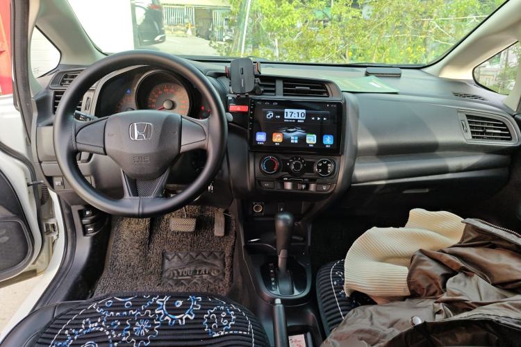 Used Honda Fit 2016 1.5L LX CVT Comfort Model Center Console