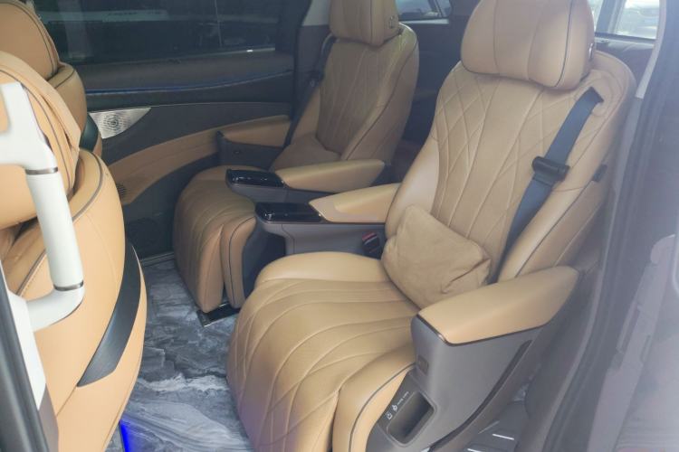 Used Denza D9 2022 DM-i 1040 Prestige Model
